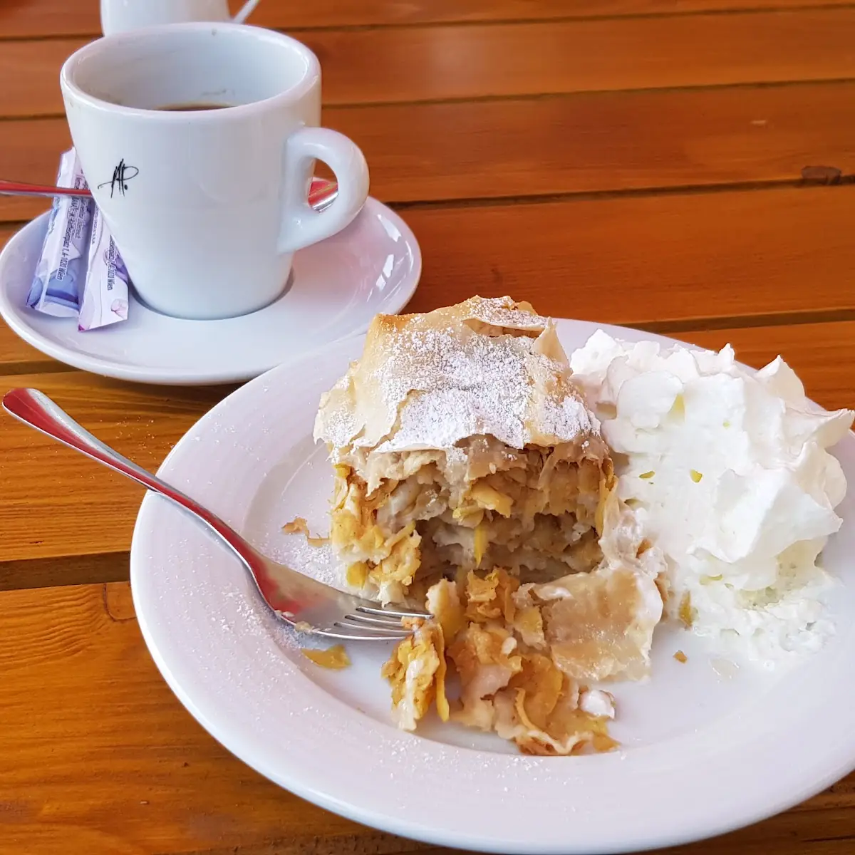 Apfelstrudel Mit Sahne