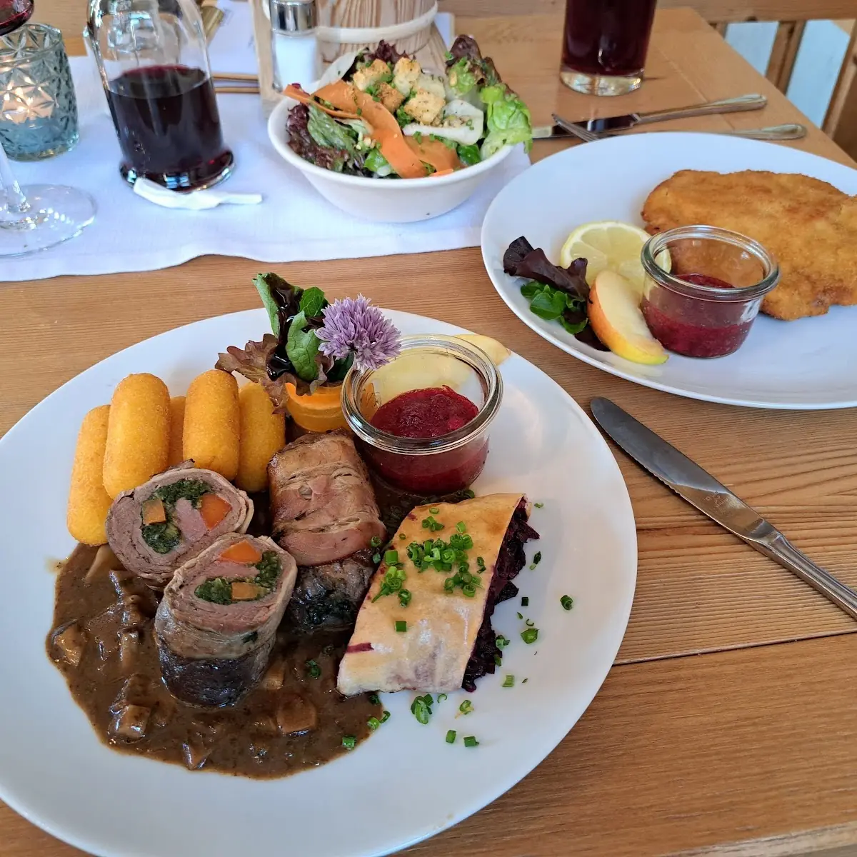 Cordon Bleu Mit Hausgemachten Preiselbeeren Und Kartoffelsalat Oder Pommes