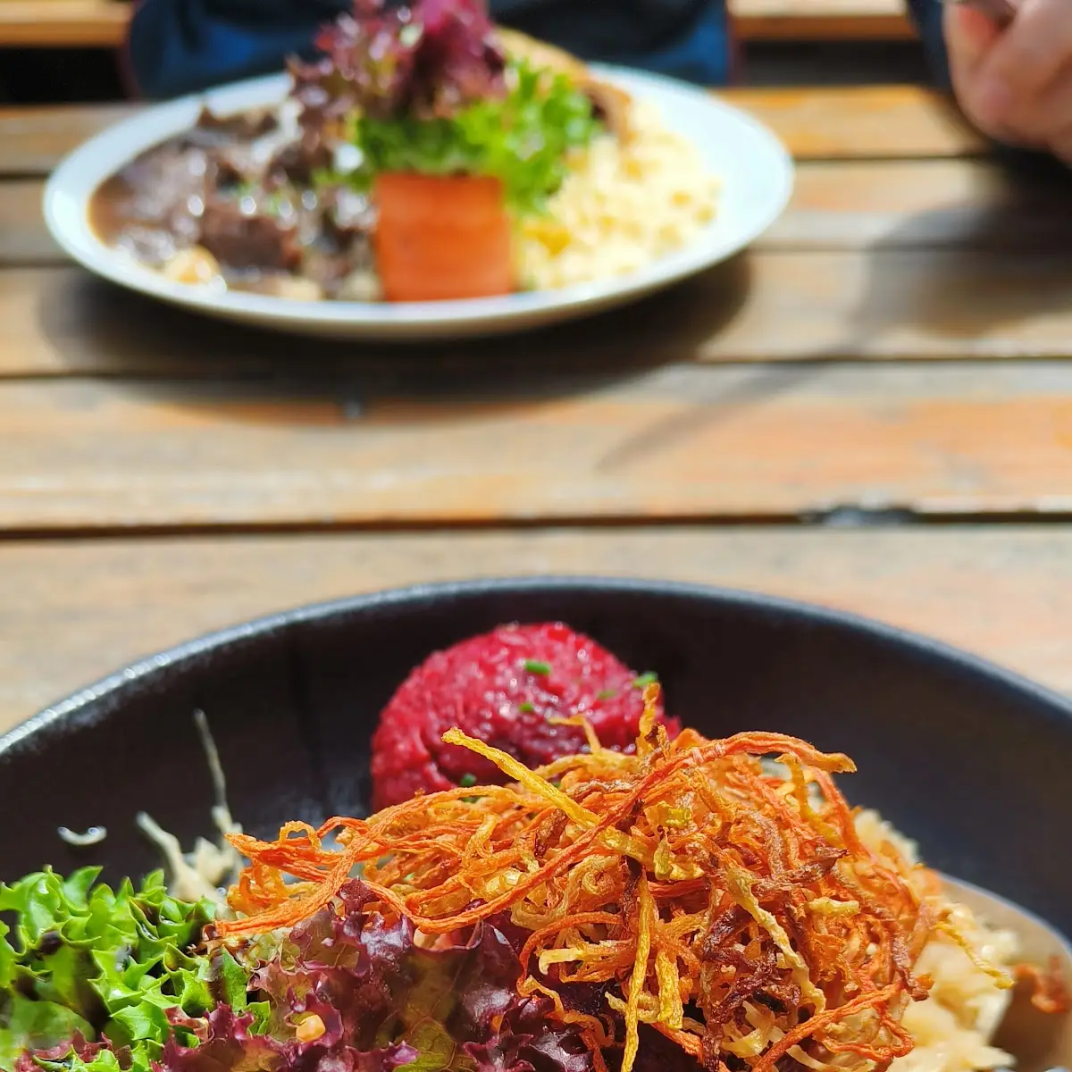 Frisches Sauerkraut Mit Rote-bete-knödeln An Nussbutter
