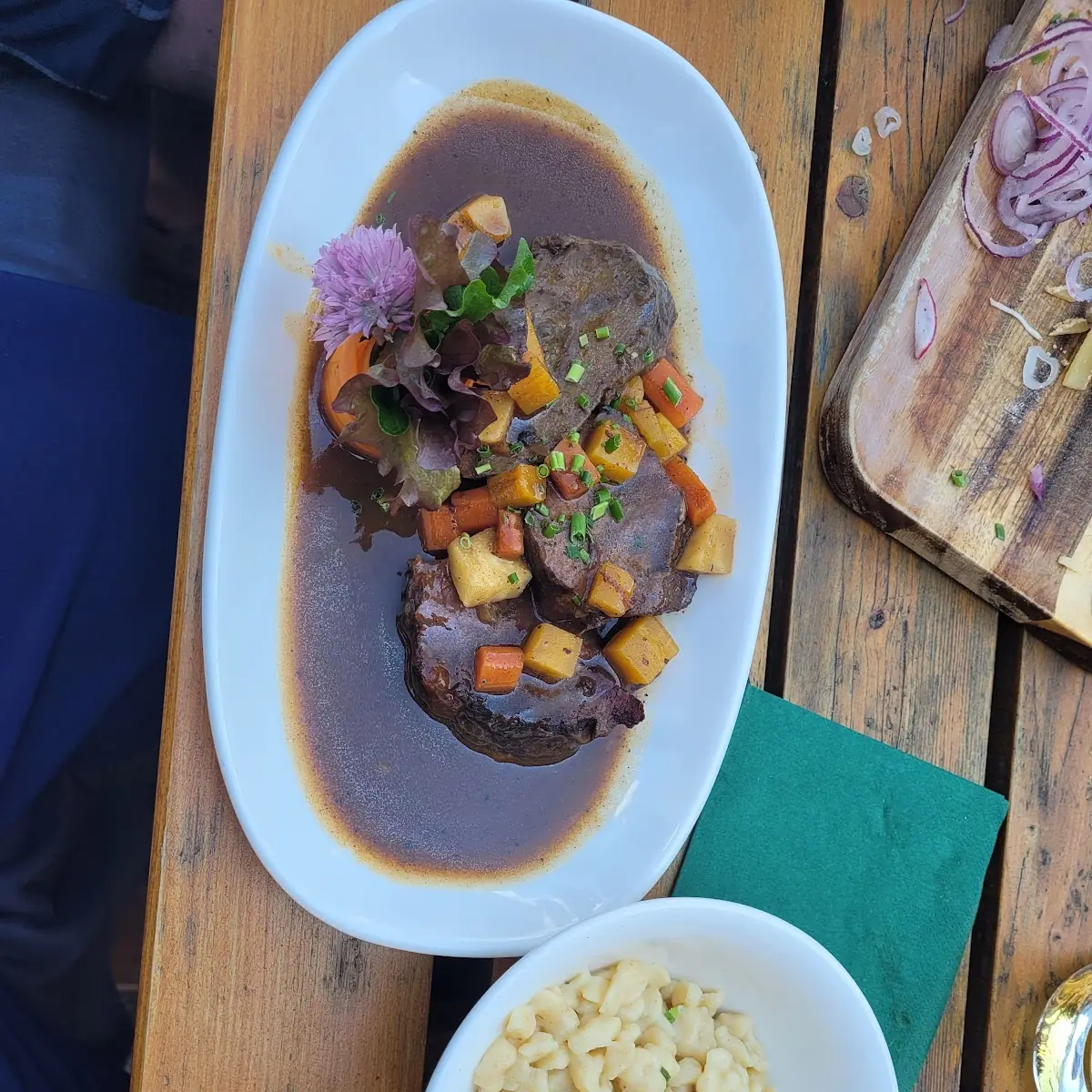 Rindsbäggle Mit Schmorgemüse Und Gebackenen Grießbergkäseknödeln Oder Spätzle