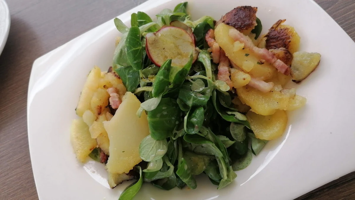 Vogerlsalat Mit Kartoffeln Und Speckstreifen