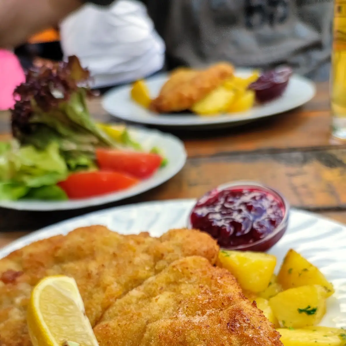 Wiener Schnitzel Mit Bratkartoffeln Und Preiselbeeren