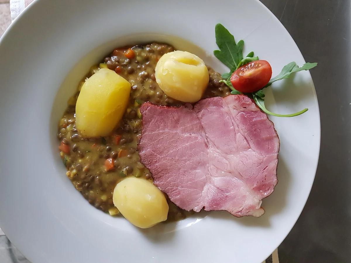 Bauerngselchtes Mit Rahmlinsen