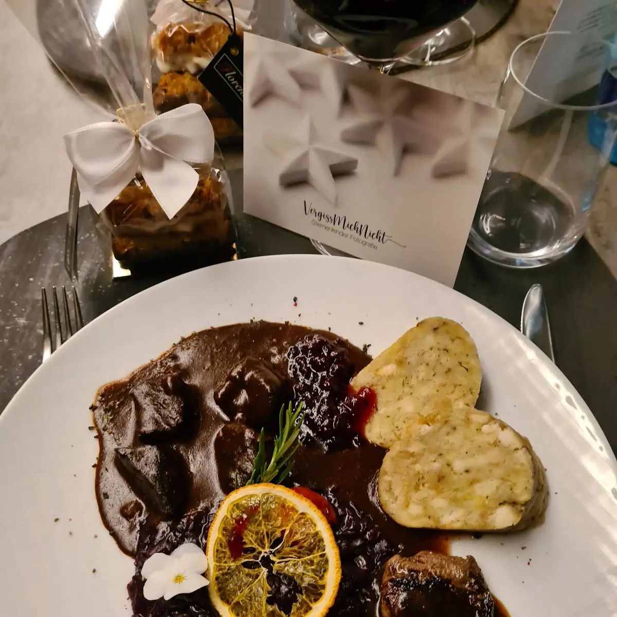 Duett Vom Wild Mit Rotkraut Und Serviettenknödel