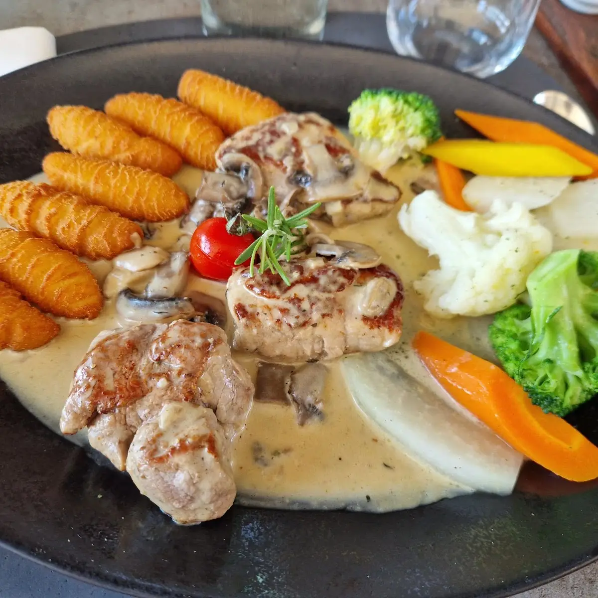 Schweinemedaillons Mit Gemüse Und Kroketten