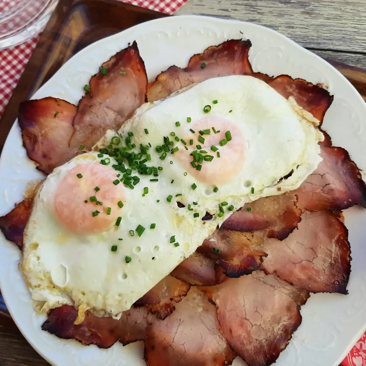 Eier Mit Schinken Und Brot
