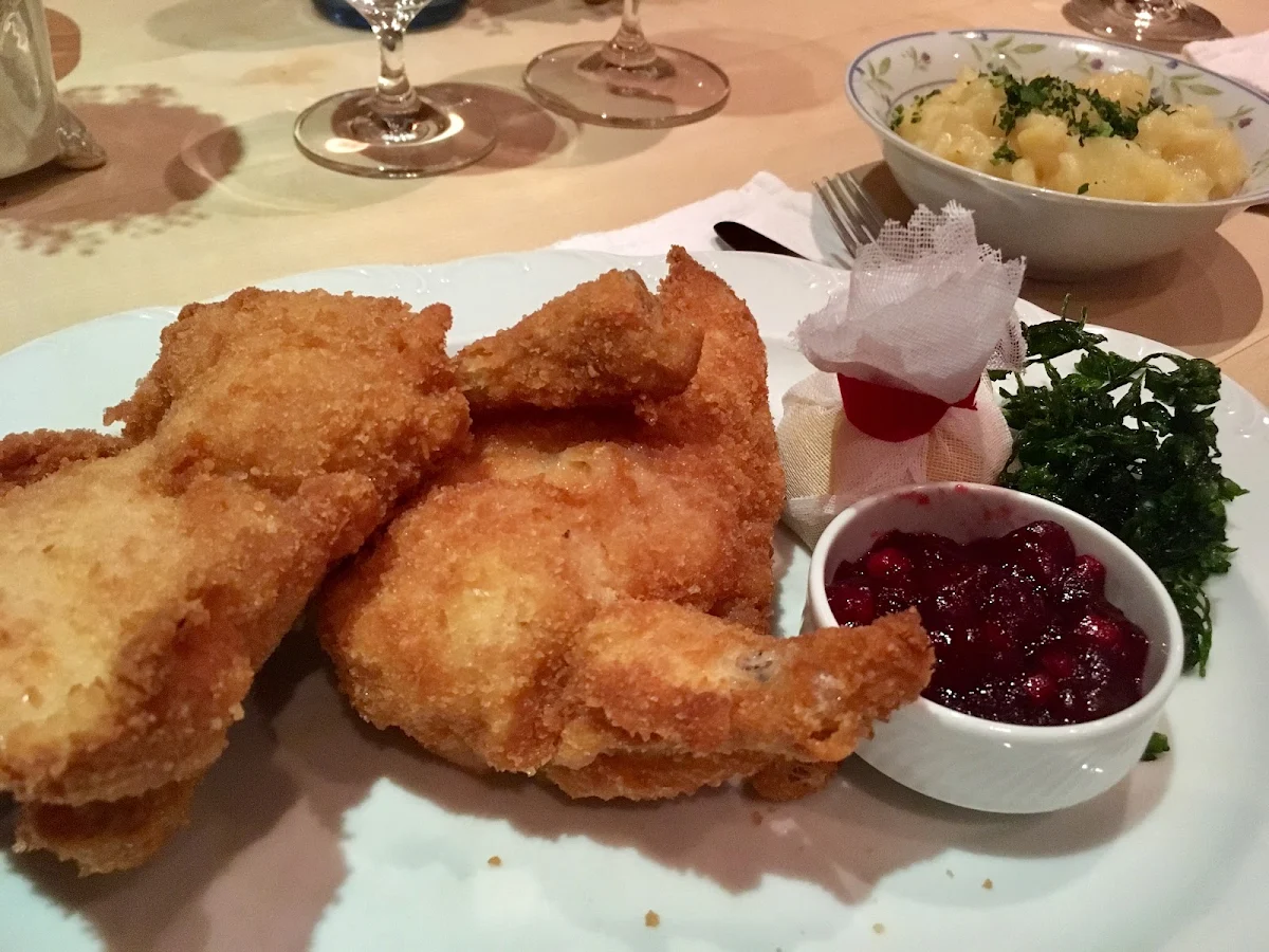 Backhendl Vom Freilandhun Mit Kartoffelsalat Und Preiselbeeren