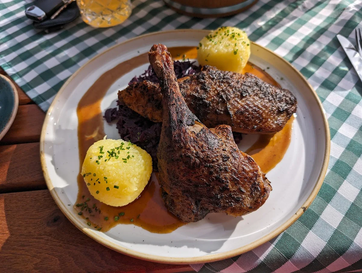 Gebratene Ente Die Rehkitz Spezialität Mit Rotkraut Kartoffelknödel Und Preiselbeeren