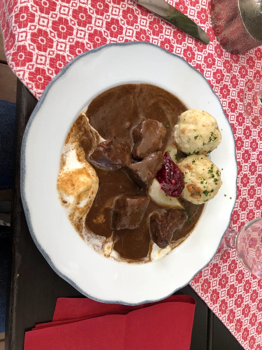 Hirschragout Mit Semmelknödel Und Preiselbeer-birne