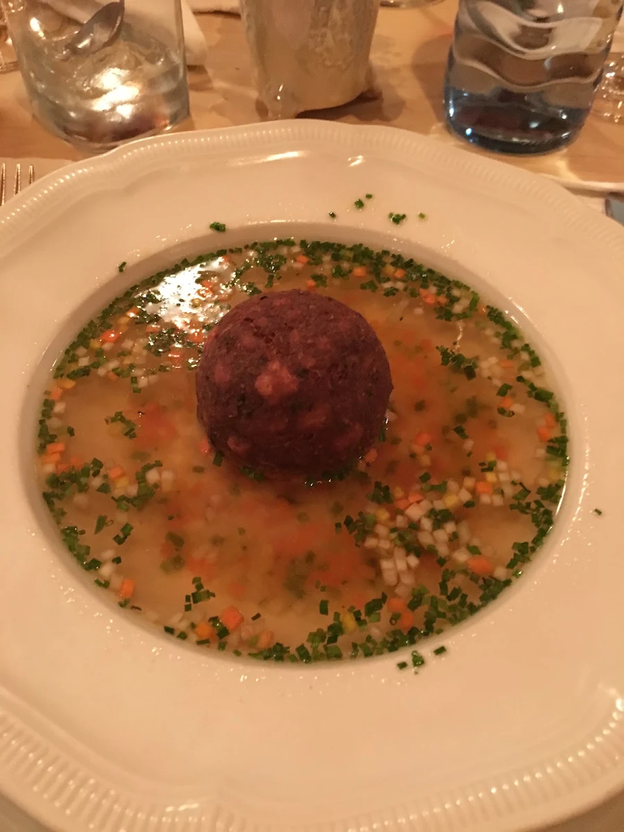 Kräftige Rindssuppe Mit Leberknödel