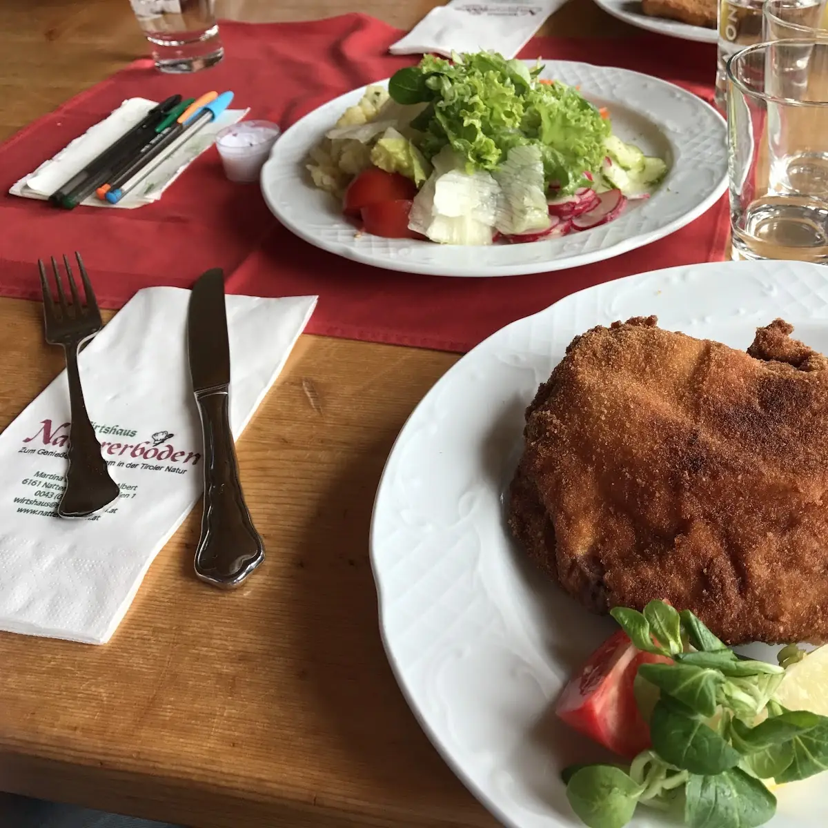 Schweinsschnitzel Mit Pommes Und Gemischtem Salat