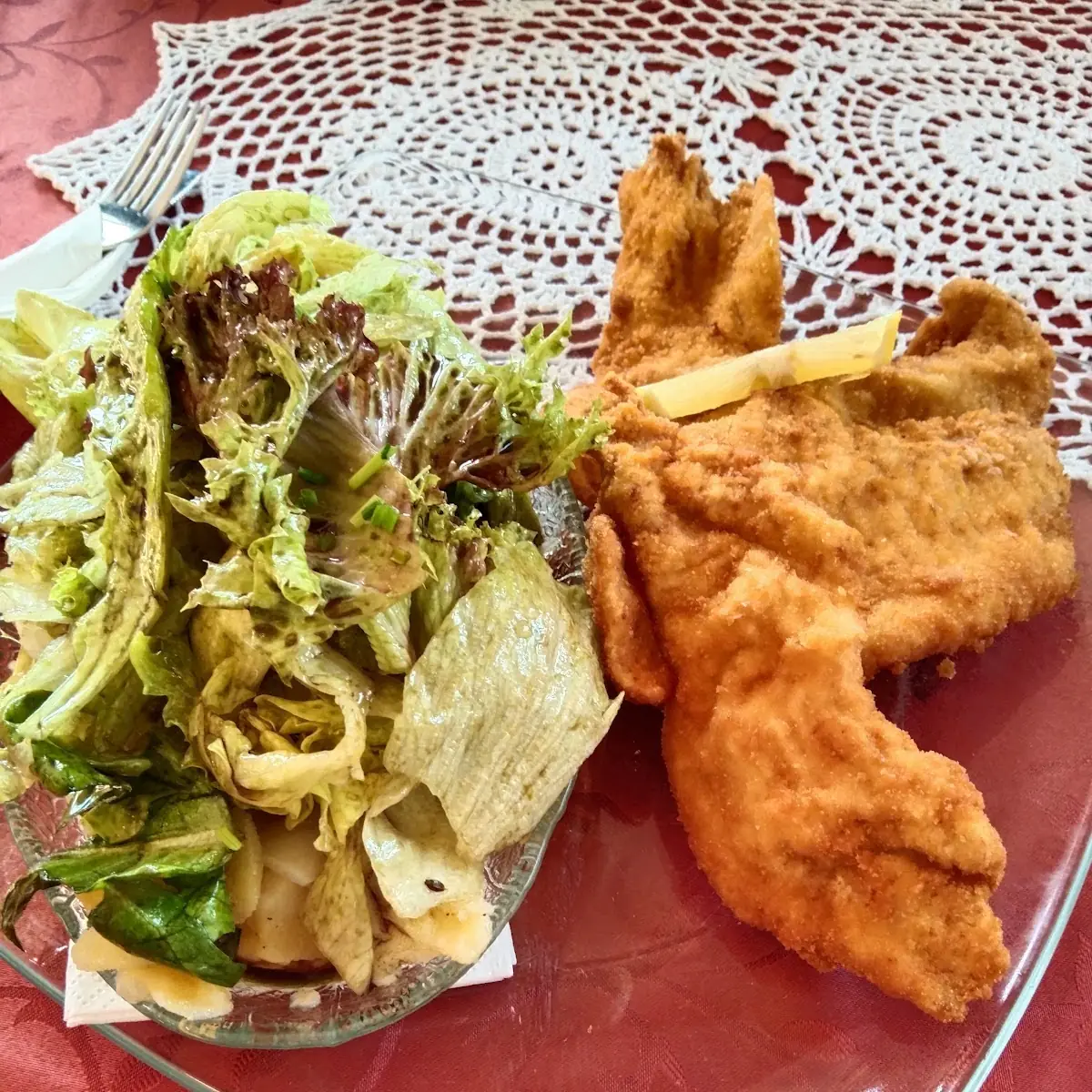 Bachhendl Und Grüner Salat