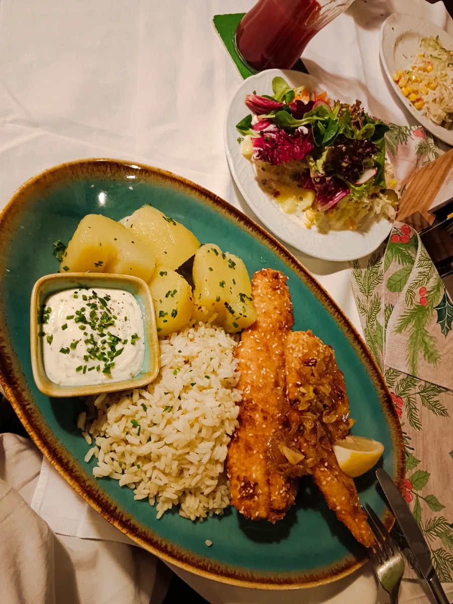 Gebackener Fisch Mit Kartoffeln Reis Und Sauce Tatare