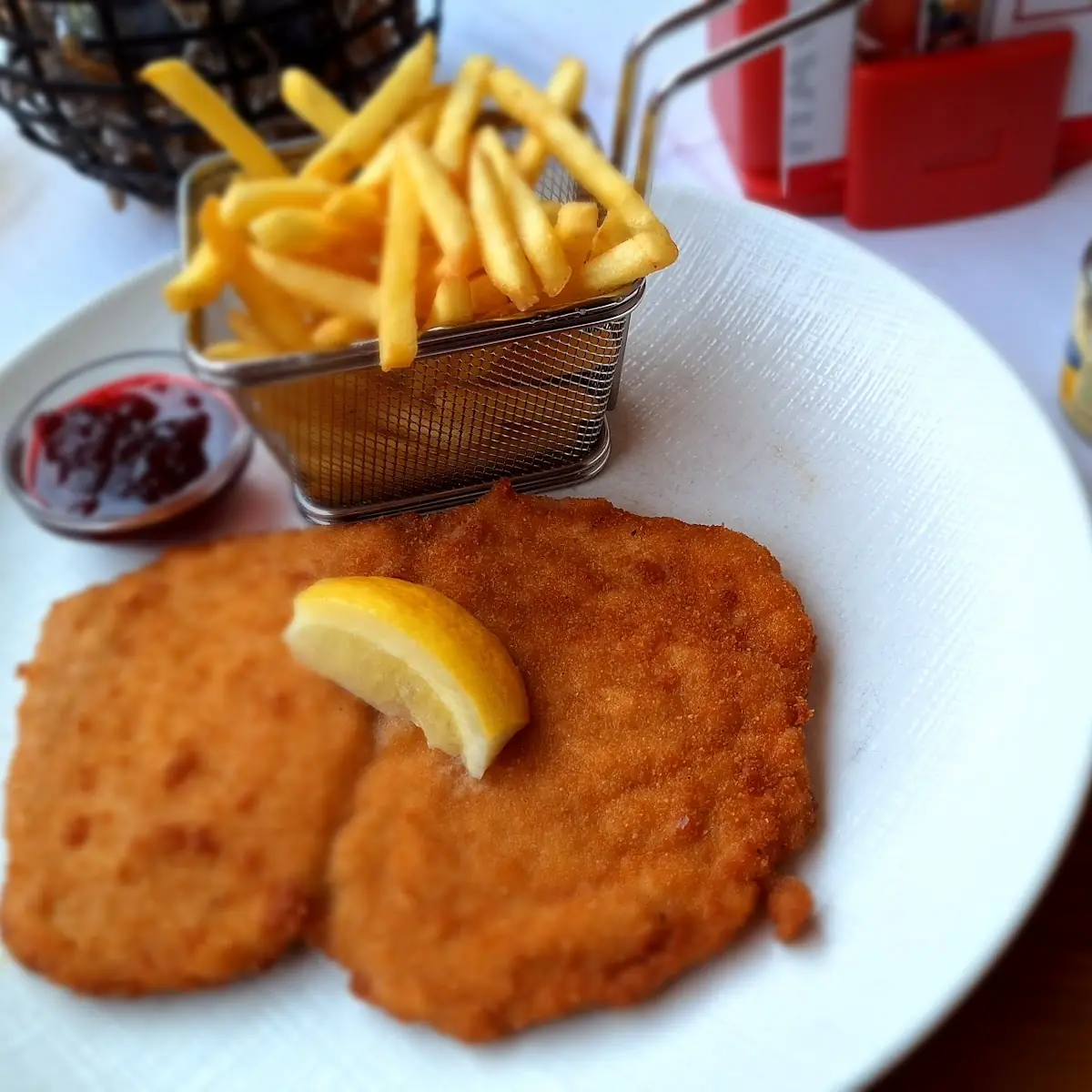 Schnitzel Wiener Art Mit Pommes