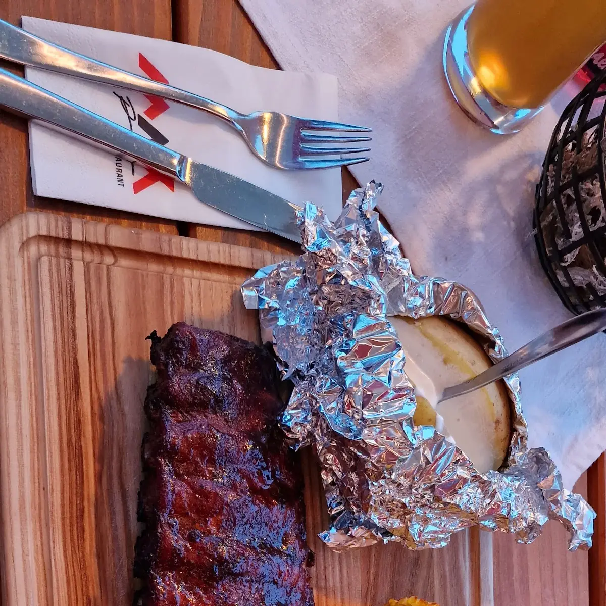 Spare Ribs Mit Ofenkartoffel Und Maiskolben