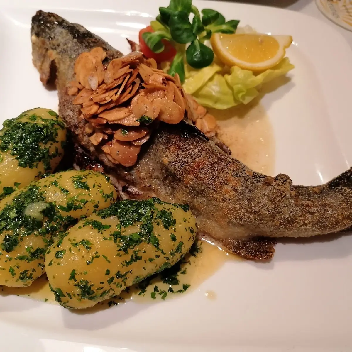 Gebratene Forelle Mit Buttermandel