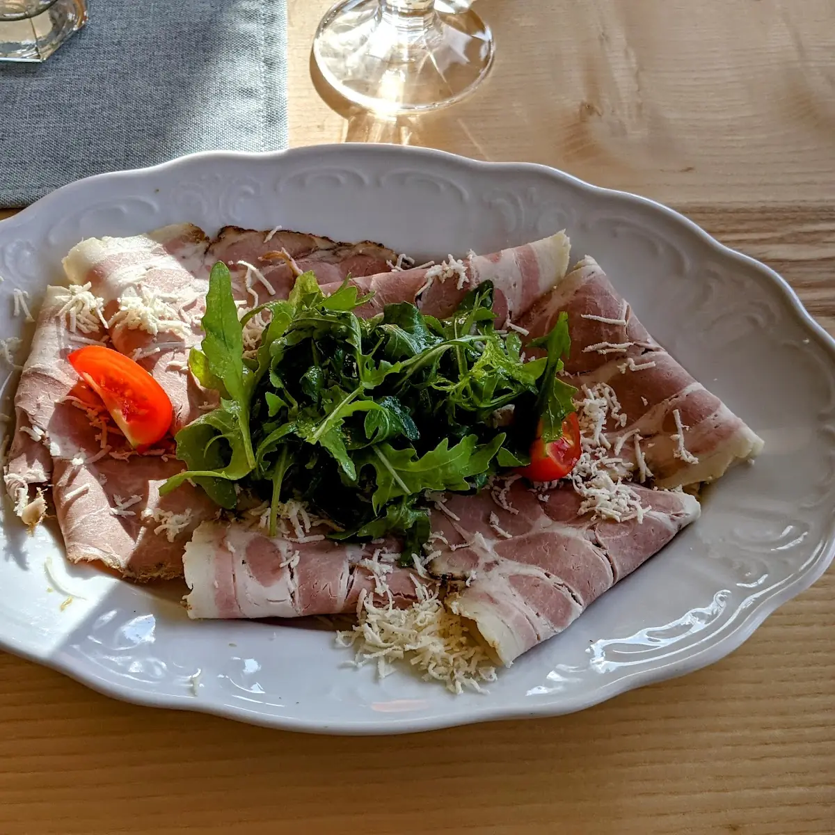 Schweinsbratencascaccio Mit Birnensenf