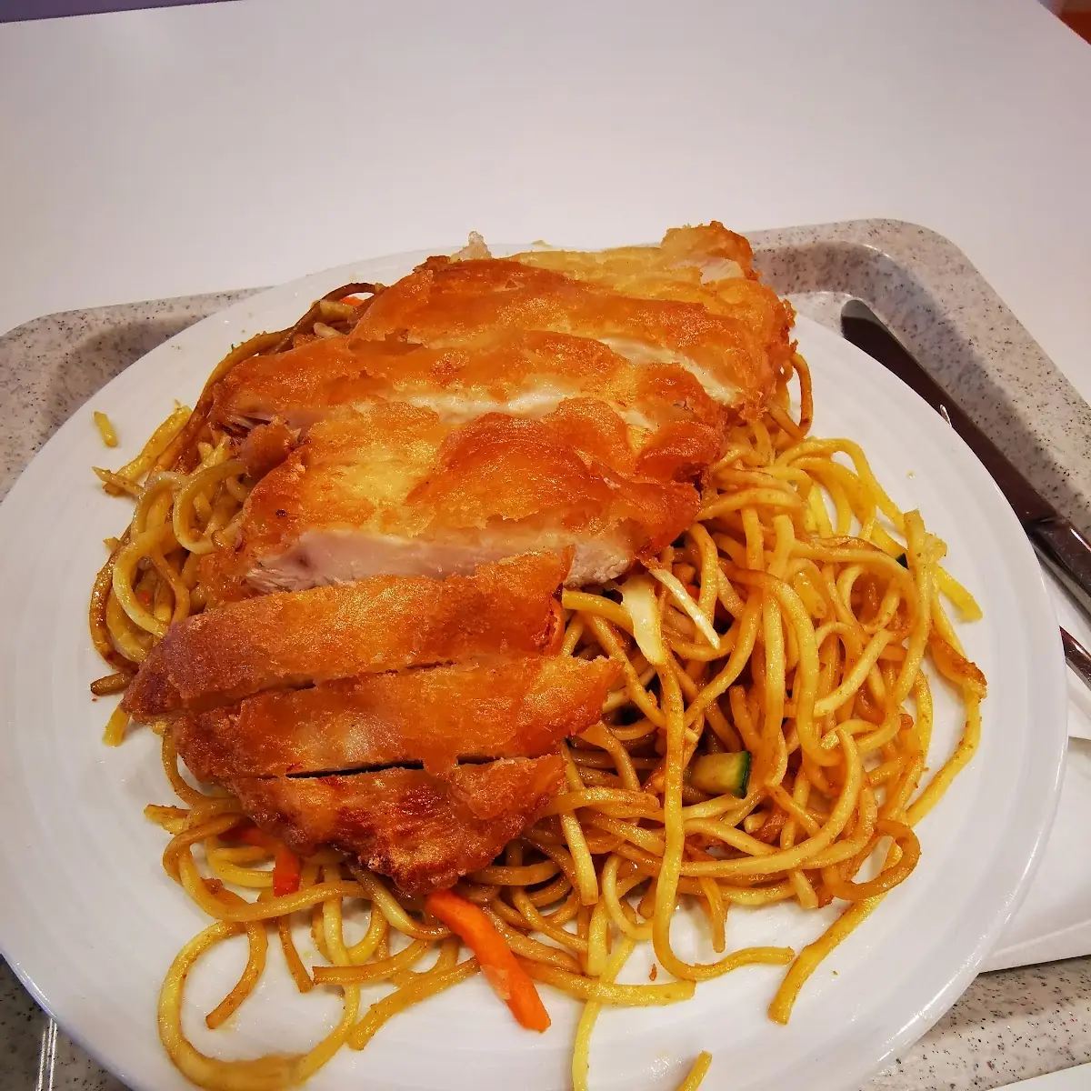 Knuspriges Hühnchen Mit Nudeln