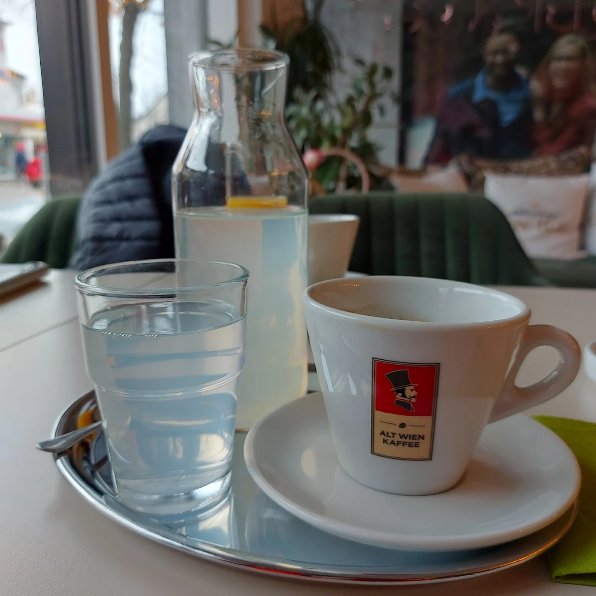 Verlängerter Kaffee Und Soda Zitrone