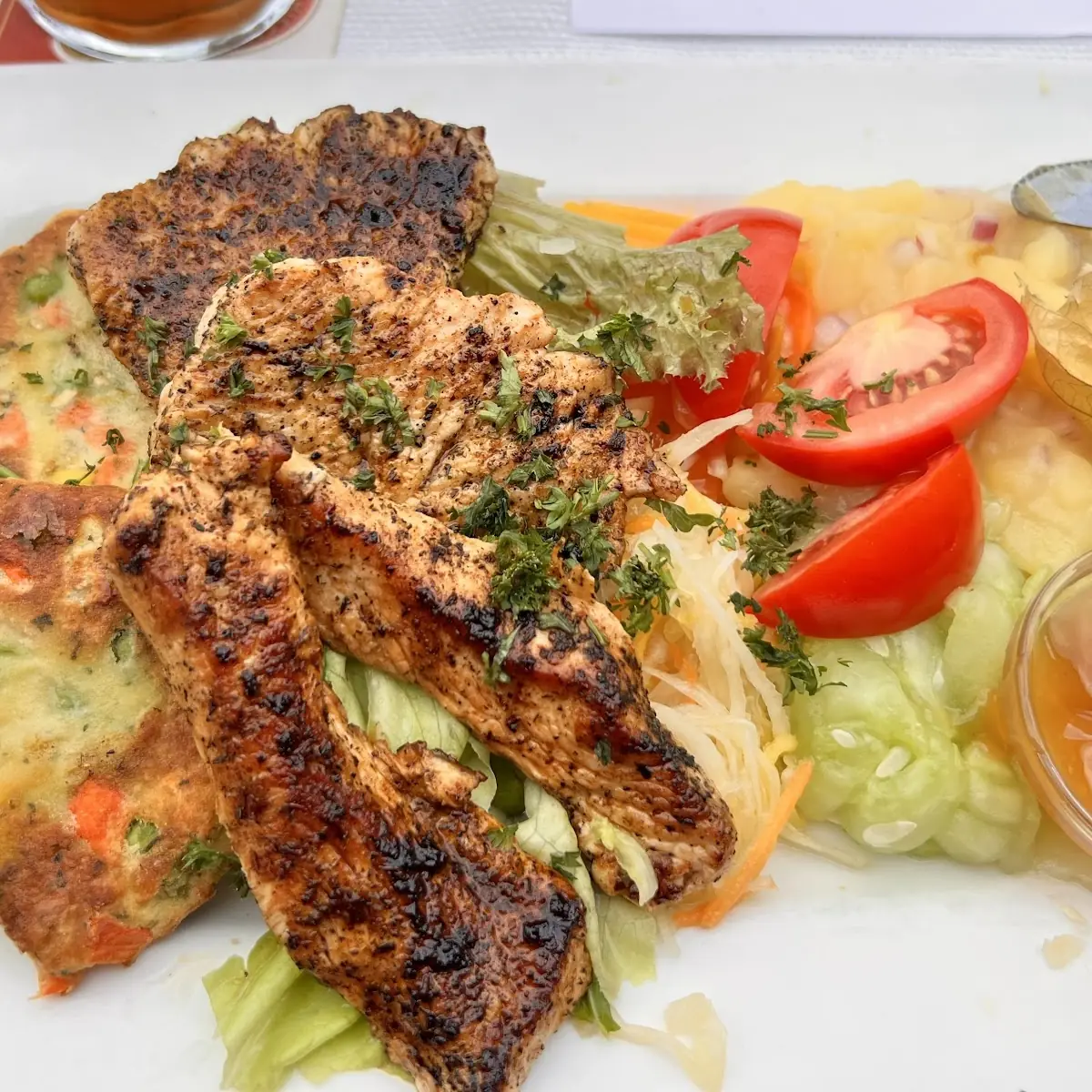 Buntgemischter Salatteller Gegrillten Putenfiletstreifen Kartoffel Gemüselaibchen