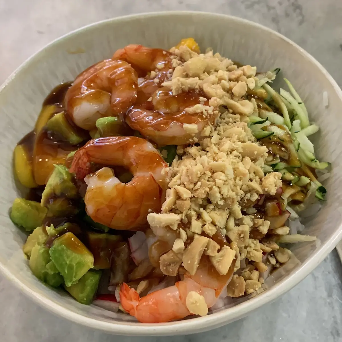 Selbst Zusammengestellte Bowl Mit Avocado Schrimps
