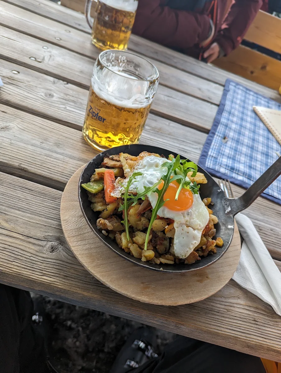 Schinken Mit Ei In Der Pfanne Serviert