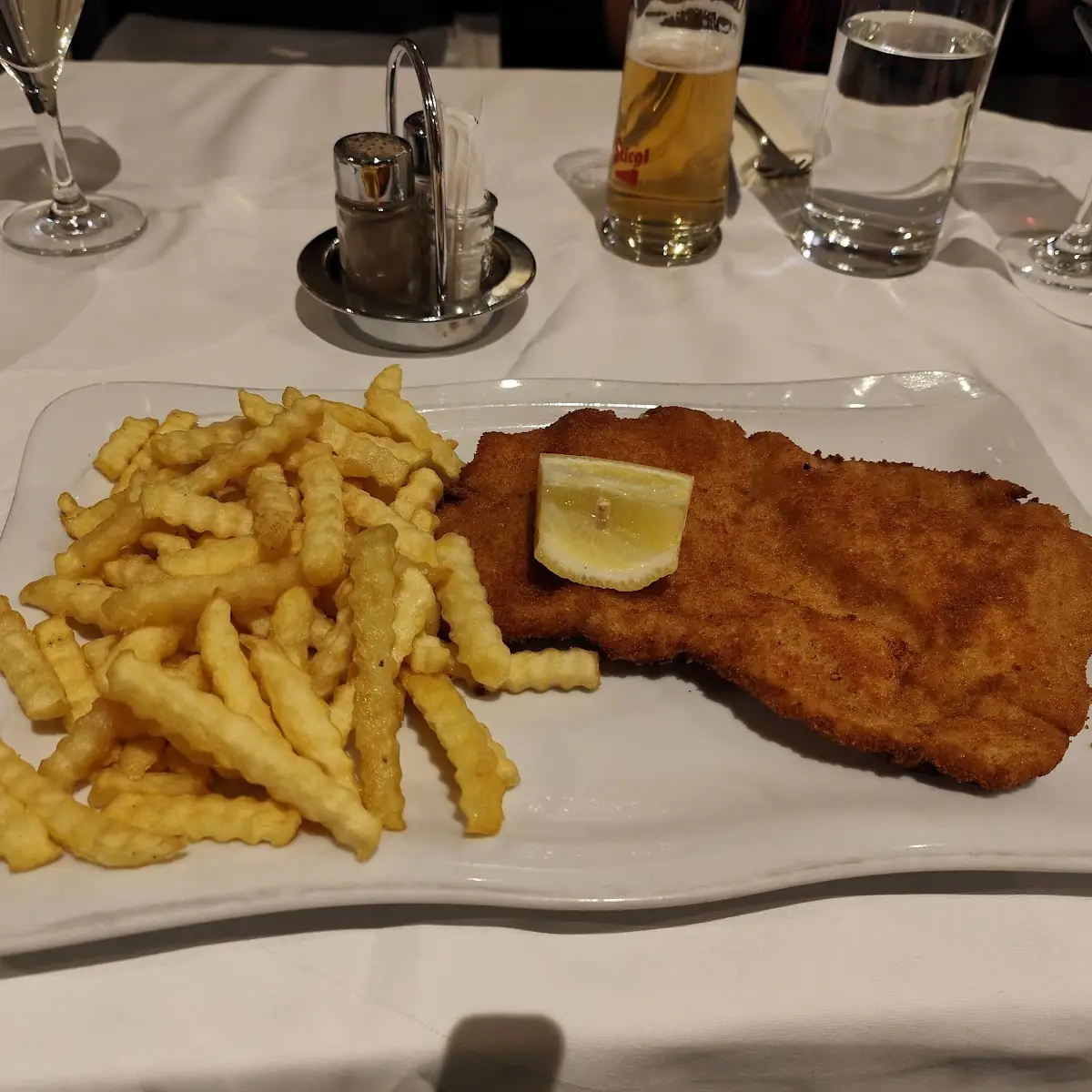 Gebackenes Schnitzel Mit Pommes
