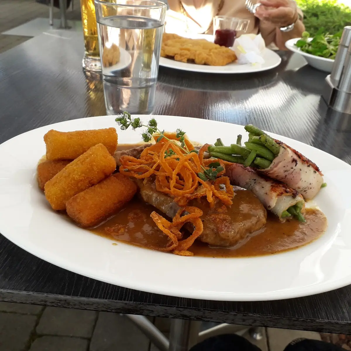 Zwiebelrostbraten Mit Kroketten Und Speckbohnen Und Frischem Röstzwiebel