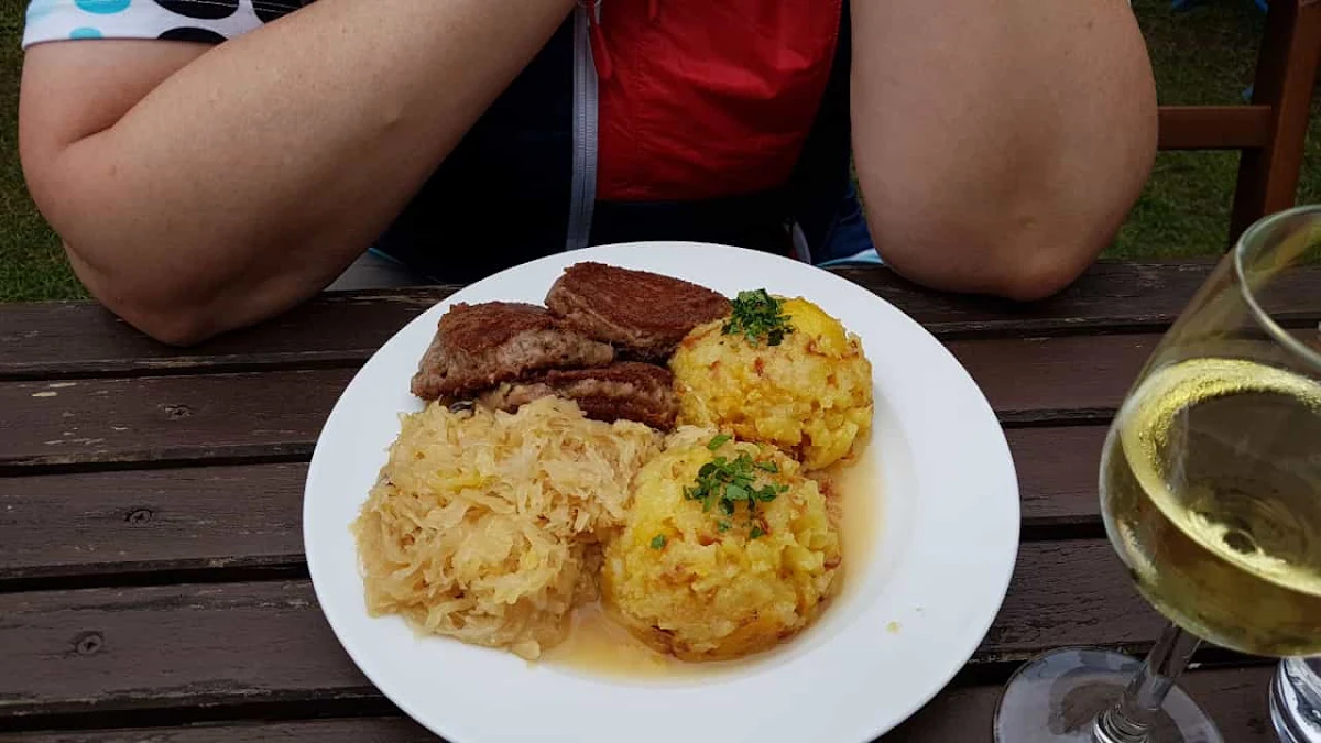 Gebratene Leberwurst Mit Kartoffelschmarren Und Sauerkraut