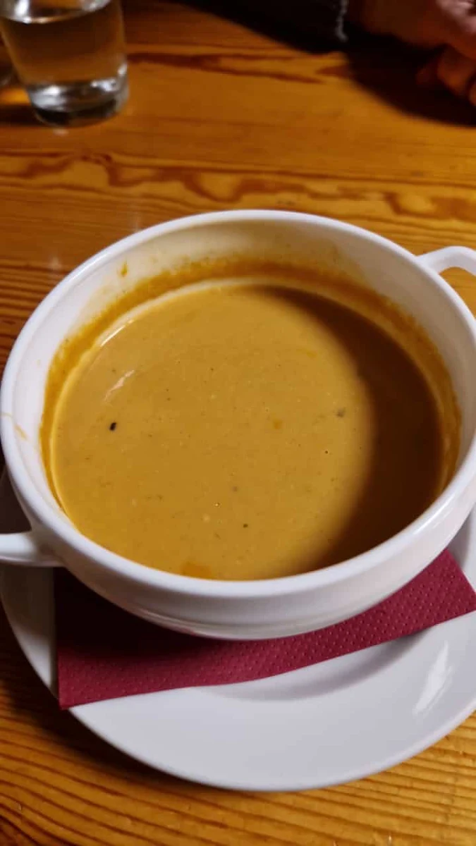 Pikante Erdnusssuppe