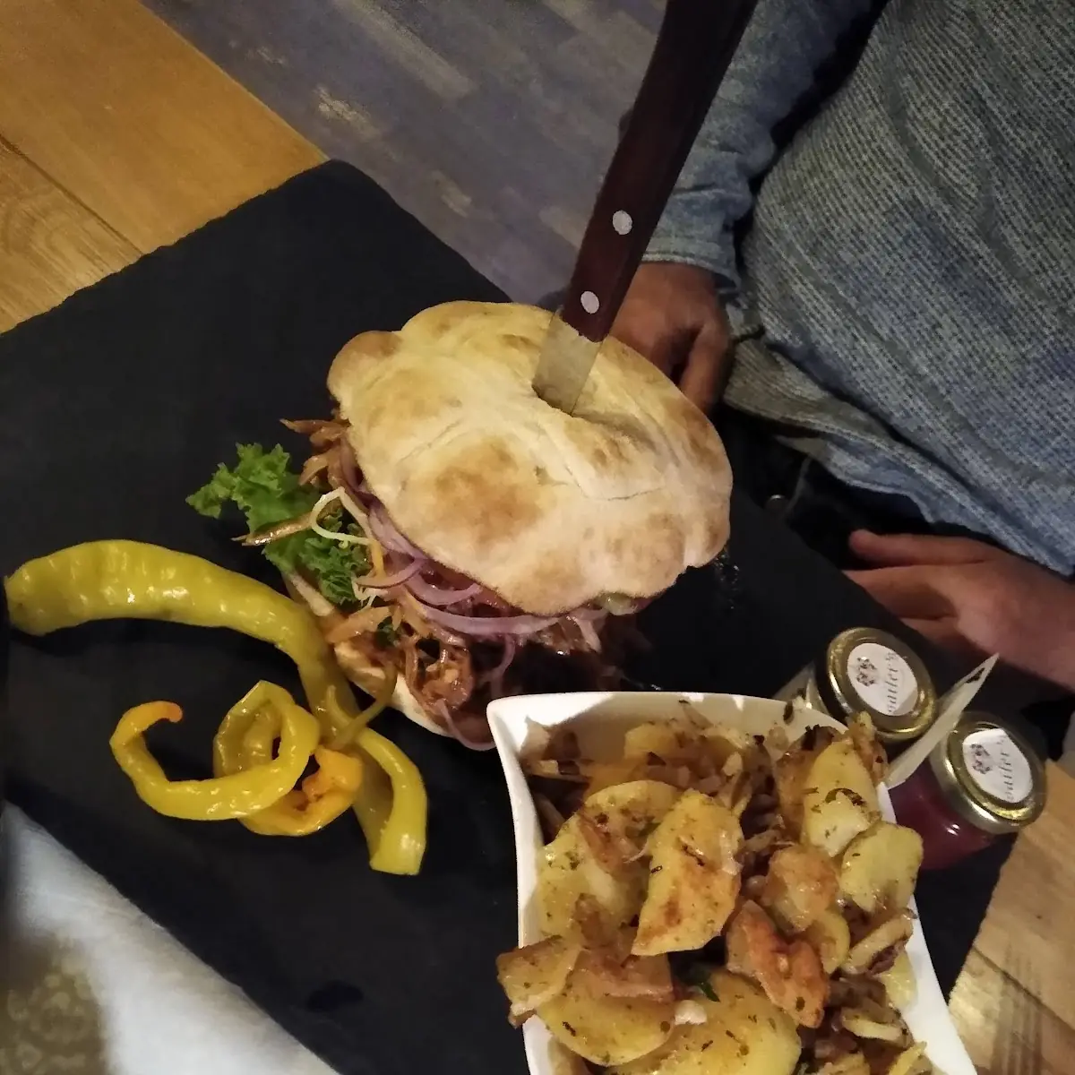 Pulled Pork Burger Mit Bratkartoffeln