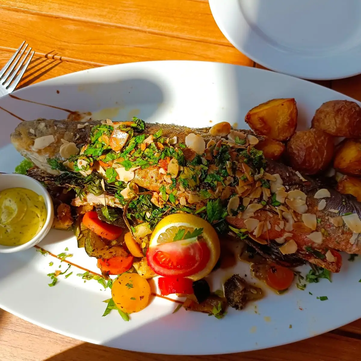 Gebratener Eismeersaibling Im Ganzen Mit Mandelbutter Und Honigsenfsauce