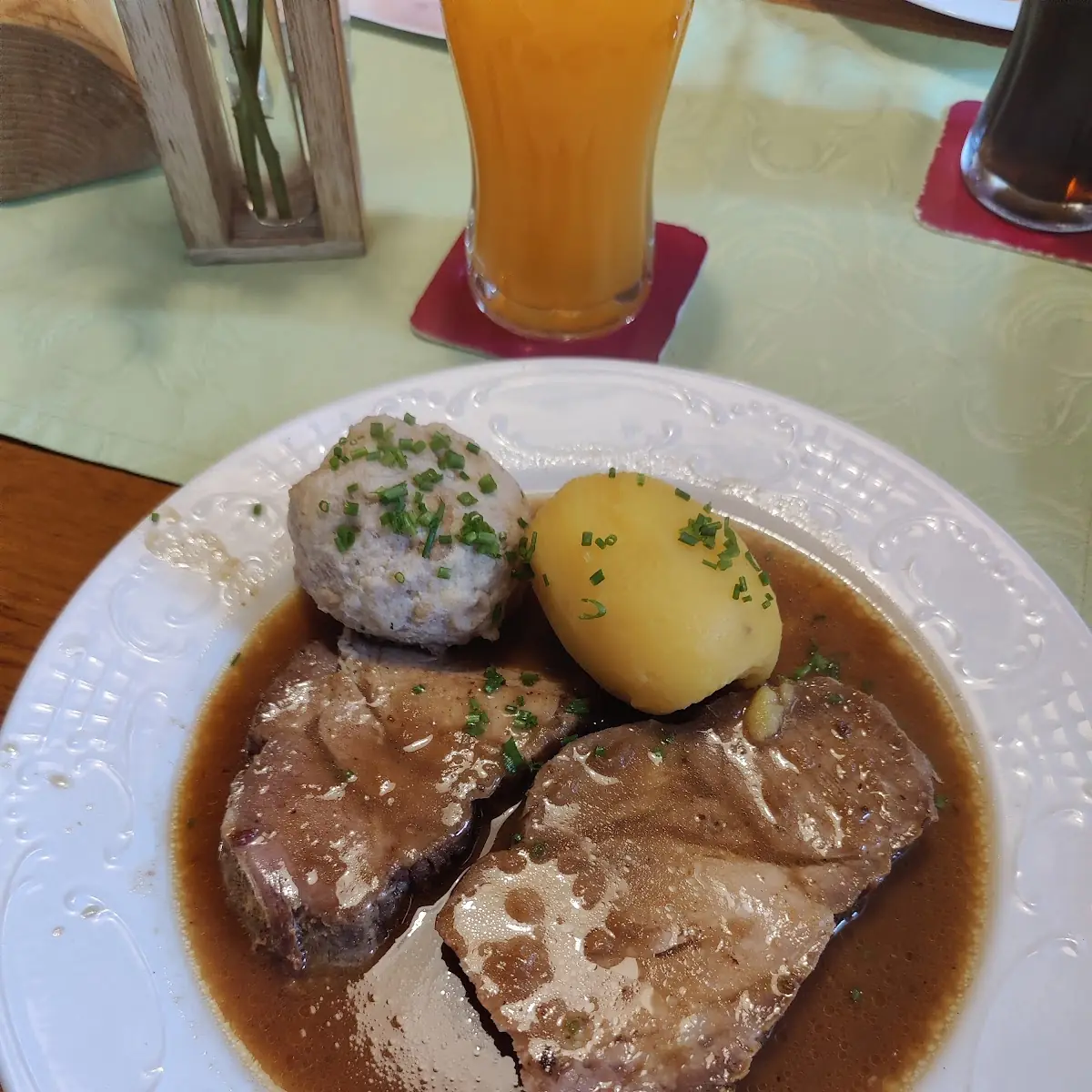 Schweinsbraten Mit Knödel Und Warmen Kraut