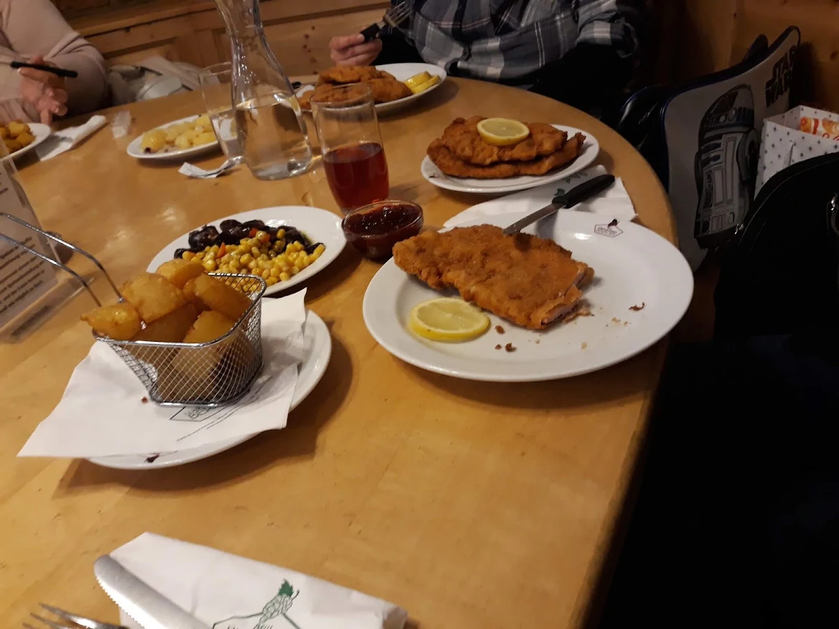 Fisch Mit Salat Und Schnitzel