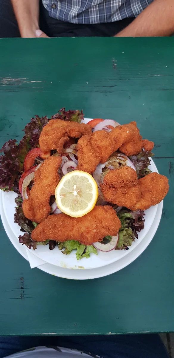 Gebackene Hühnerstreifen Auf Blattsalat