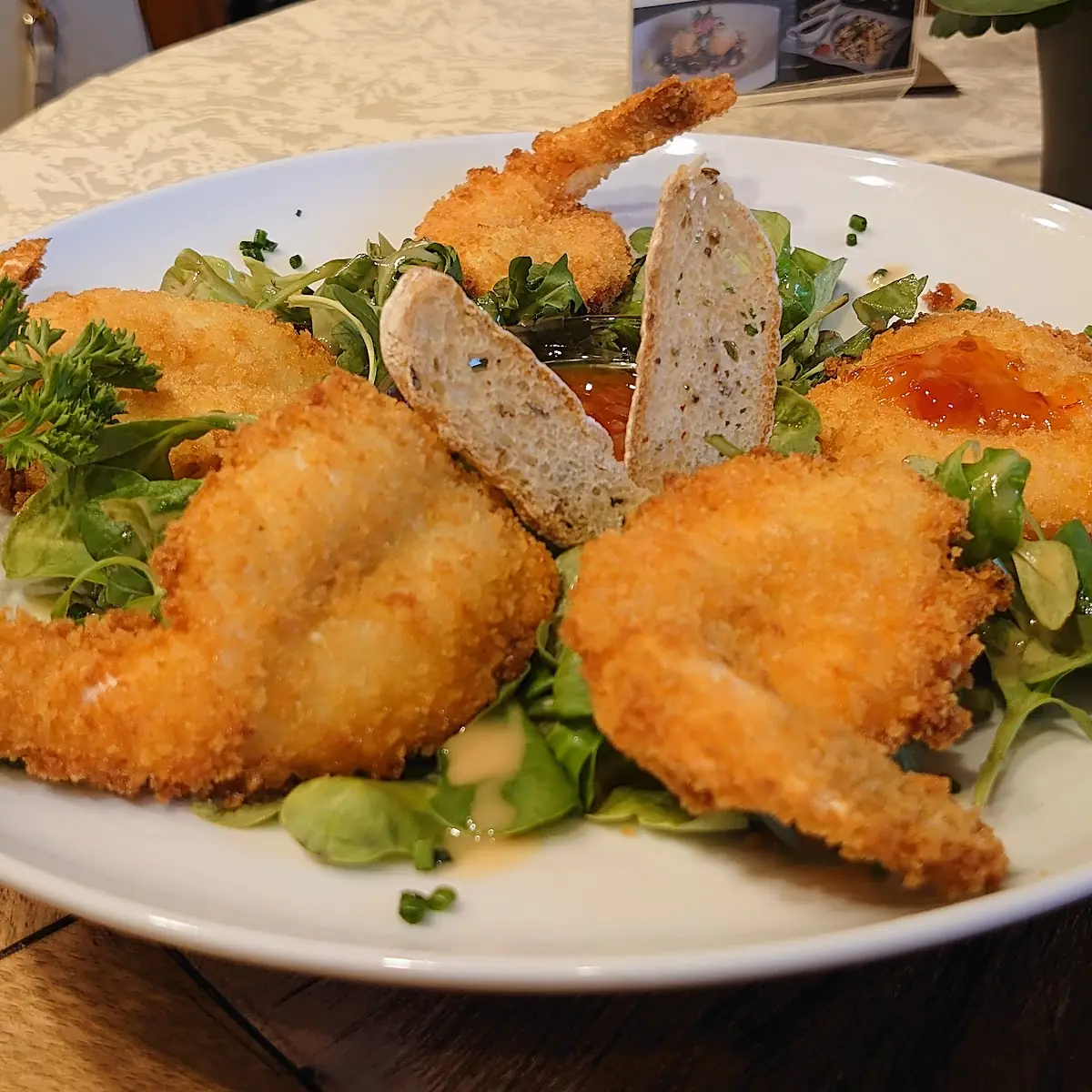 Garnelen Auf Blattsalat Mit Himbeerdresseng