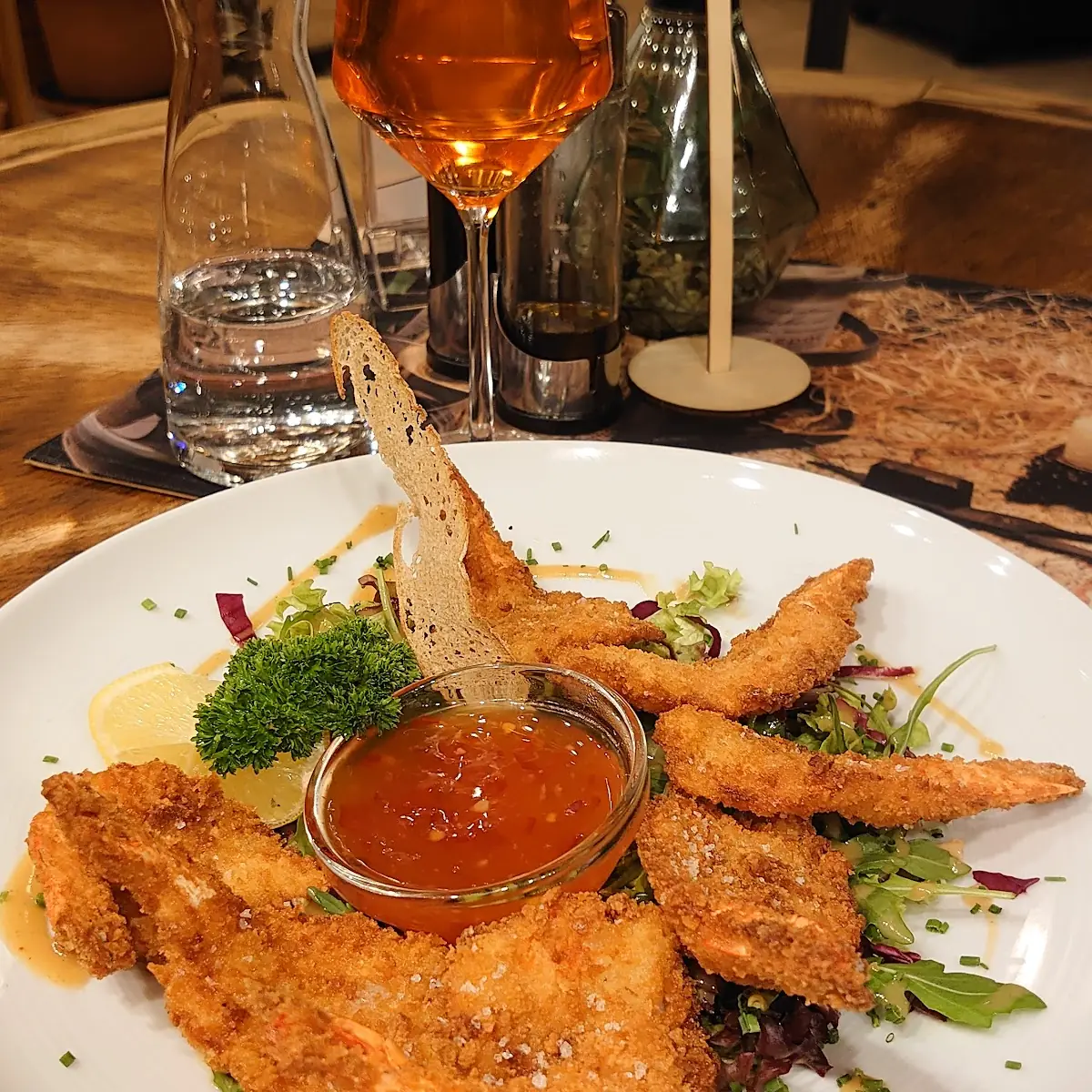 Garnelen In Panko Gebacken Auf Blattsalat