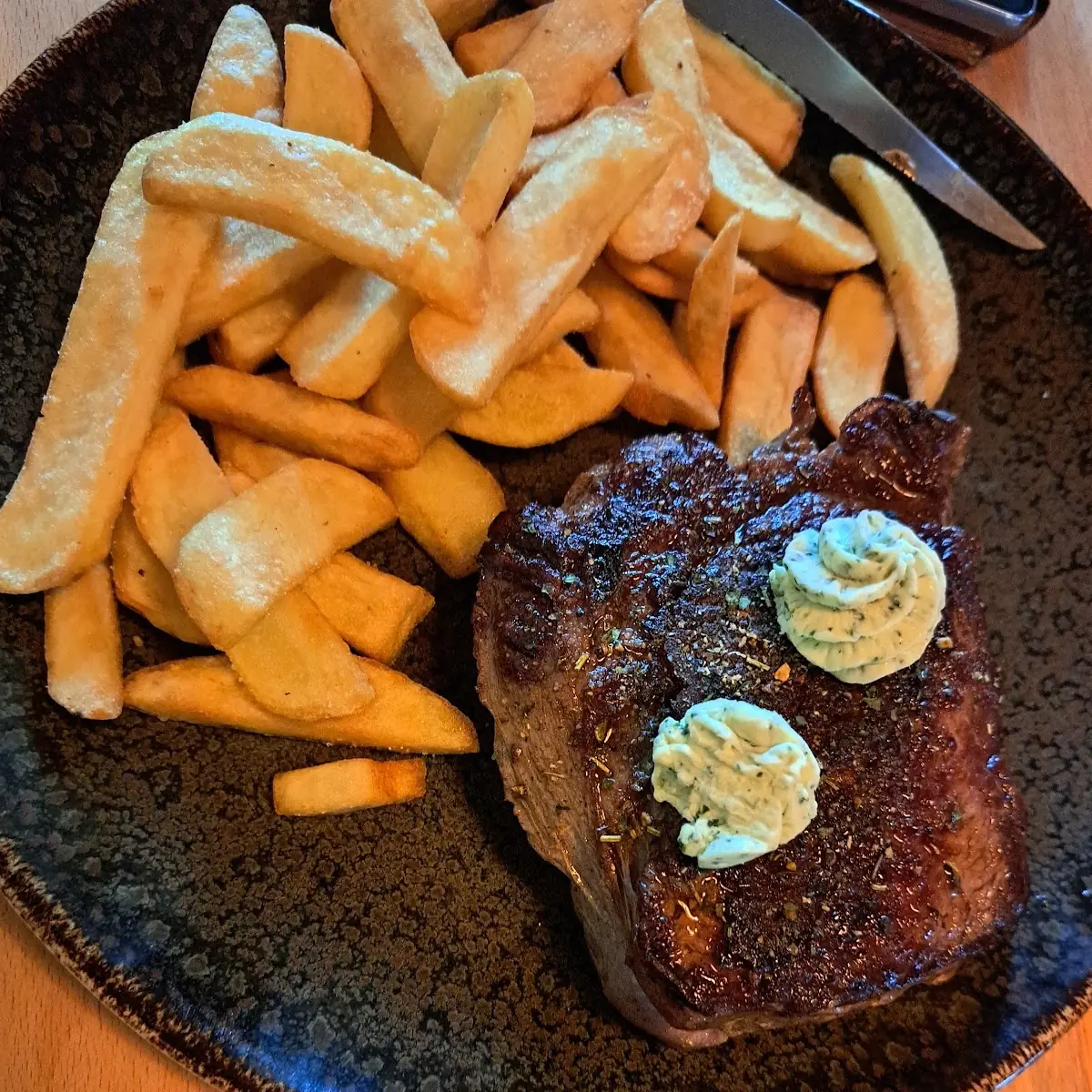 T-Bone Pommes Großer Gemischter Salat