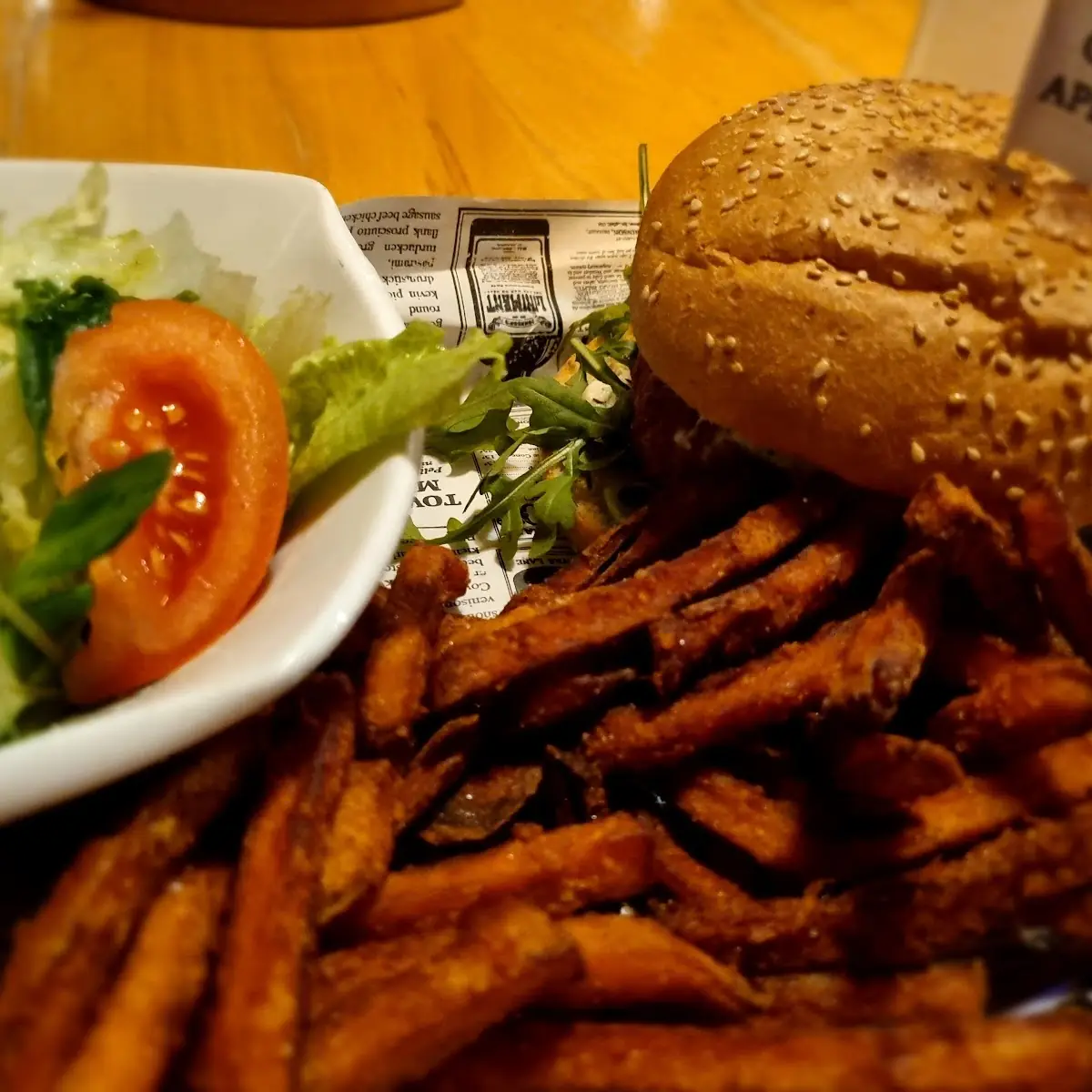 Veganer Burger Mit Süßkartoffelpommes