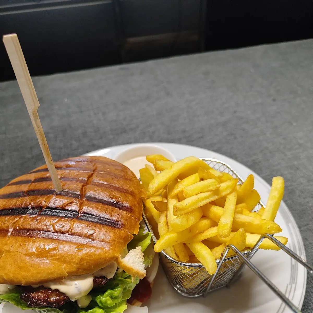 Azadiburger Hamburger