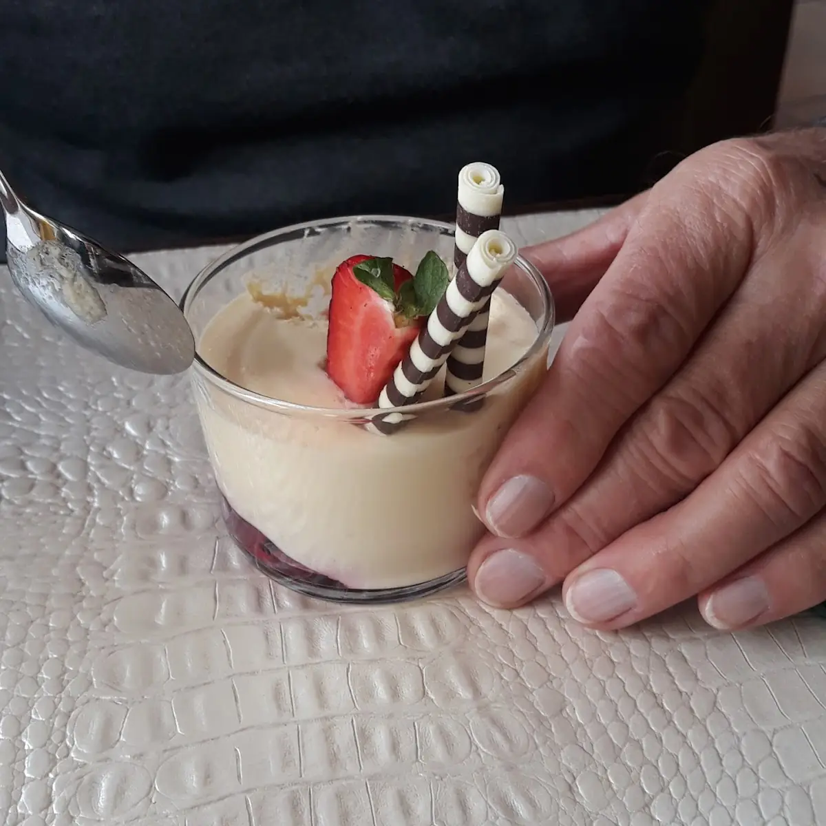 Topfenreme Mit Früchte