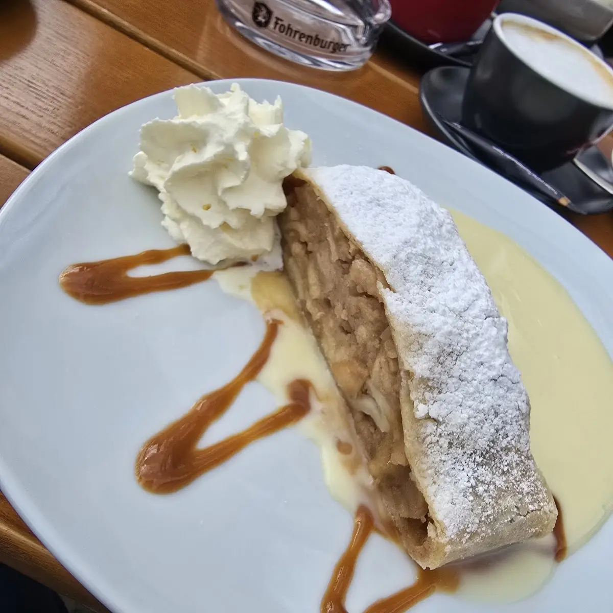 Apfelstrudel Mit Vanillesauce