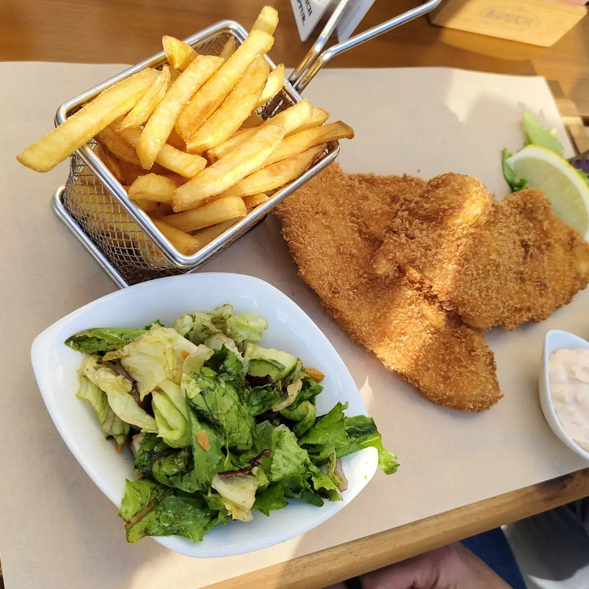 Schnitzel Wiener Art Mit Pommes Und Grünem Salat