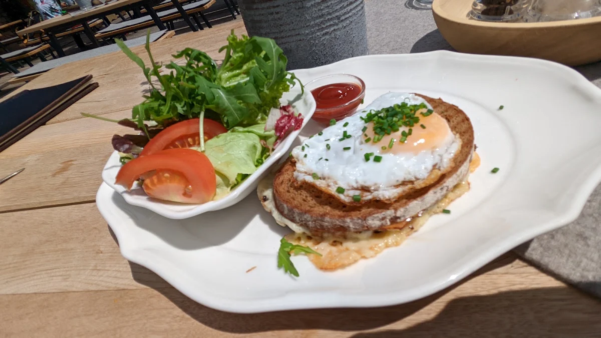Geröstetes Schwarzbrot Mit Spiegelei Käse Etc