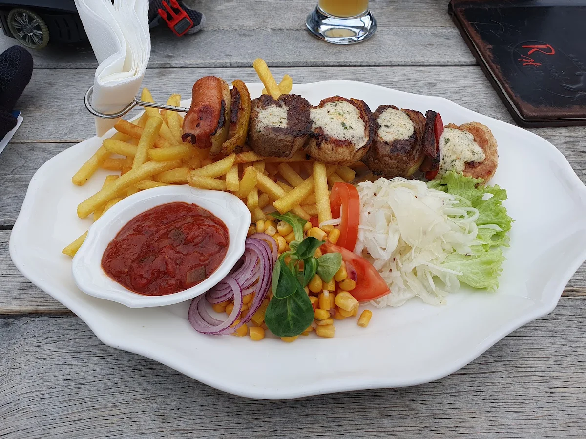 Hüttenspiess Mit Pommes