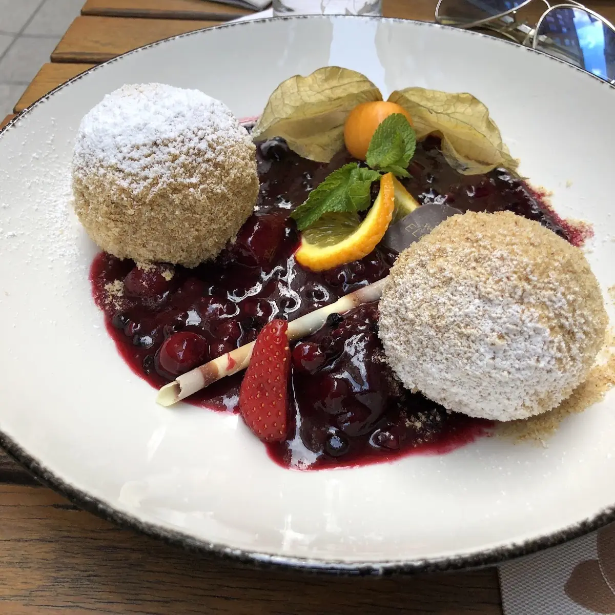 Mozart-topfenknödel Mit Himbeersauce