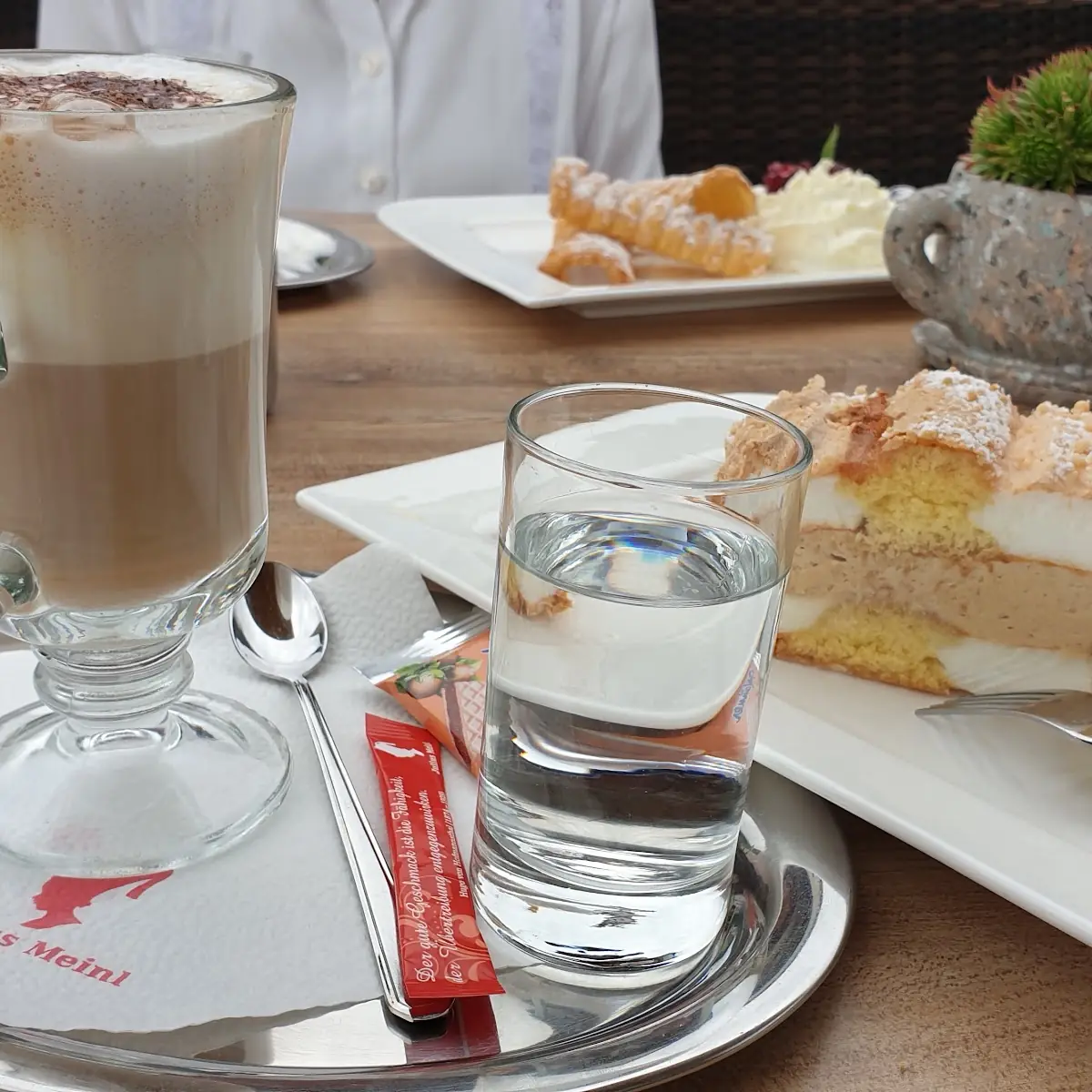 Cappuccino Und Kardinalschnitte