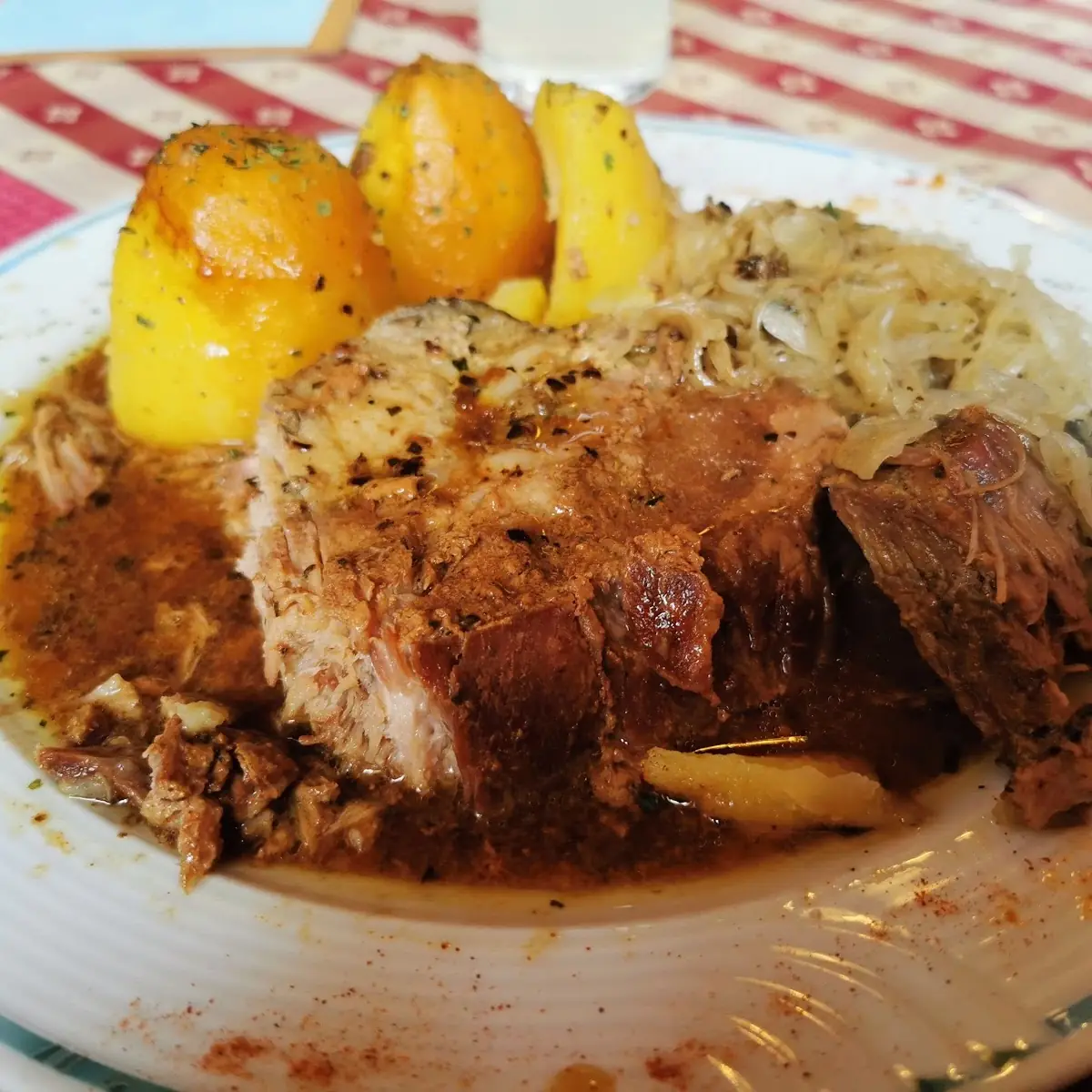 Schweinsbraten Mit Sauerkraut Und Semmelknödel, Weißbergerhütte