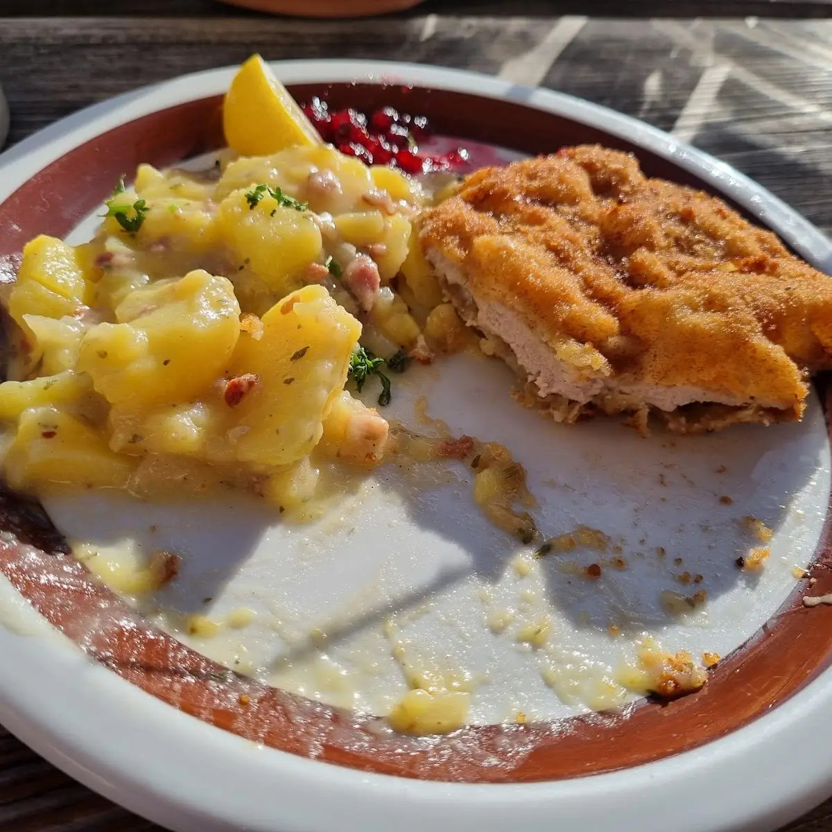 Wienerschnitzel Aus Der Pfanne In Butterschmalz Gebacken Mit Hausgemachten Kartoffelsalat