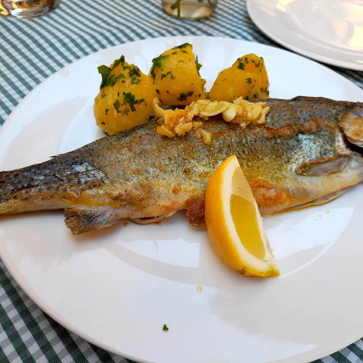 Forelle Müllerin Mit Petersilerdäpfel